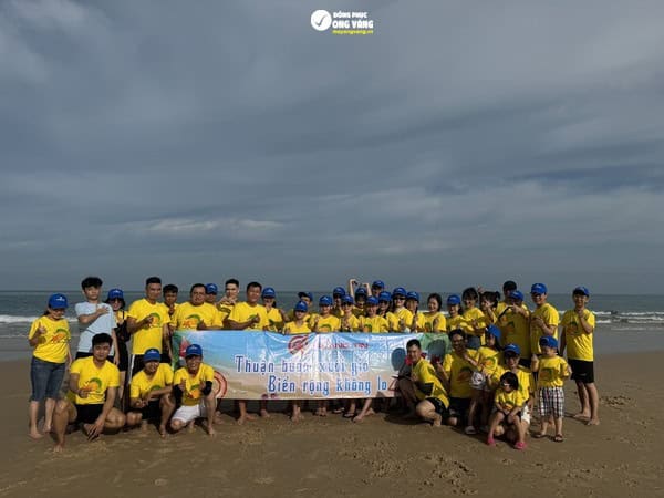 Áo đi biển màu vàng cho team siêu bắt mắt