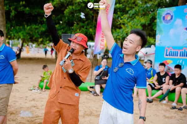 Áo thun team building màu xanh nước biển làm tăng sự nổi bật giữa đám đông