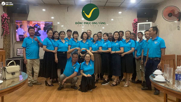 Đồng phục họp lớp 25 năm màu xanh dương, in thêu logo trước ngực nổi bật