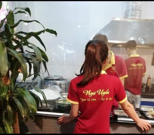 Màu đỏ rực rỡ kết hợp màu vàng của cổ và viền tay áo cho nhân viên quán ăn đầy mãn nhãn