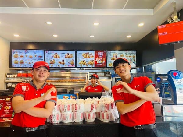 Sắc đỏ tươi sáng tạo điểm nhấn trên đồng phục nhân viên quán gà rán KFC