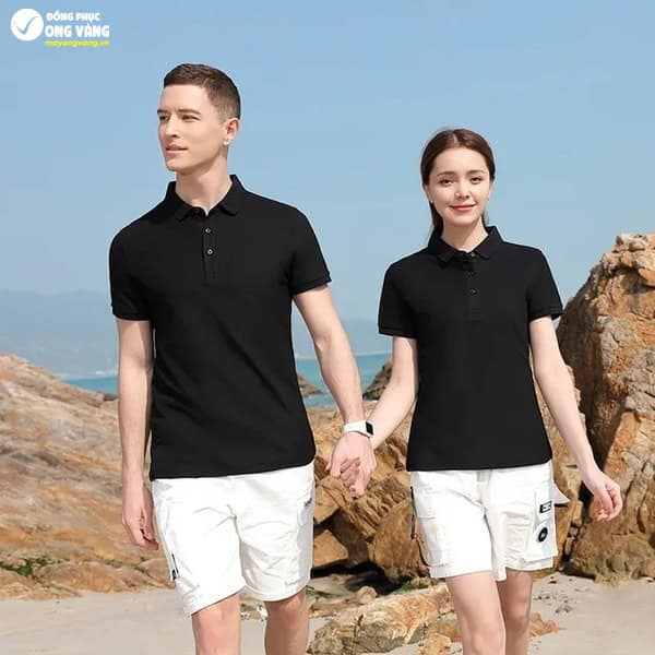 Áo thun cổ bẻ tone đen kết hợp quần short trắng cá tính