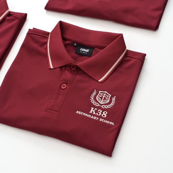Mẫu áo Polo thêu logo trắng kết hợp màu áo đỏ đô tinh tế, phong cách