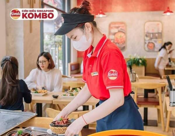 Tone đỏ tươi sáng, bắt mắt cho đồng phục quán cơm niêu Singapore Kombo