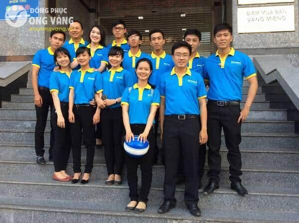 Đồng phục ngân hàng Sacombank nổi bật với màu xanh vàng 