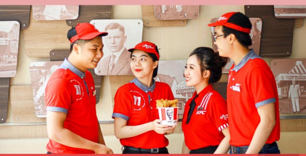 Đồng phục nhân viên KFC màu đỏ kết hợp cổ áo viền xám nhã nhặn, đồng bộ