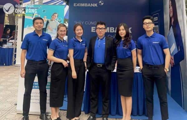 Nhân viên ngân hàng Eximbank đang diện trang phục áo polo xanh đặc trưng 