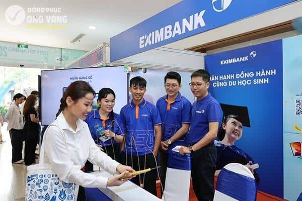 Trang phục ngân hàng Eximbank với kiểu áo polo xanh 